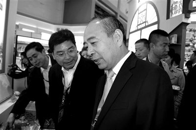 延安市市长梁宏贤视察子长县展区(右1)